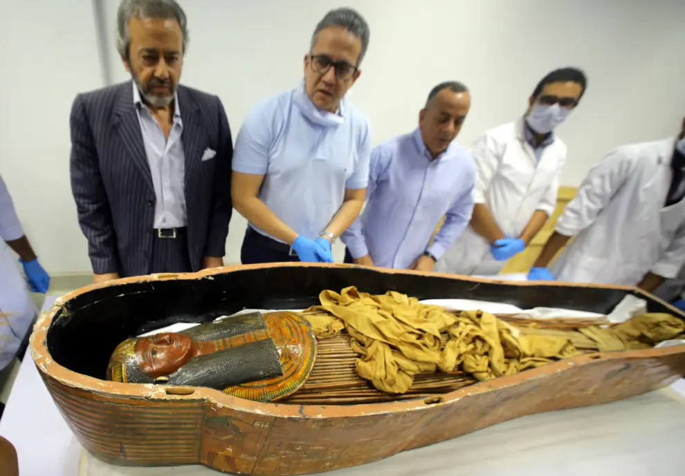 Cairo (Egypt), 21/09/2019.- Egyptian archaeologists transfer the ancient Egyptian mummy of Sennedjem after removing it from its sarcophagi to the restoration lab at the National Museum of Egyptian Civilization (NMEC) in Cairo, Egypt, 21 September 2019. It is said that Sennedjem was an overseer of workers at the Deir Al-Medina necropolis in Luxor some 3,400 years ago. The coffins of Sennedjem and his wife were previously exhibited at the Egyptian Museum in Tahrir among a funerary collection found inside his tomb discovered in 1886. Both coffins are painted anthropoid coffins. (Egipto) EFE/EPA/KHALED ELFIQI Egyptian mummy of Sennedjem at National Museum of Egyptian Civilization