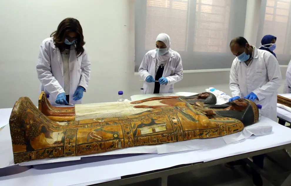 Cairo (Egypt), 21/09/2019.- Egyptian archaeologists look at the ancient Egyptian mummy of Sennedjem after removing the coffin at the National Museum of Egyptian Civilization (NMEC) in Cairo, Egypt, 21 September 2019. It is said that Sennedjem was an overseer of workers at the Deir Al-Medina necropolis in Luxor some 3,400 years ago. The coffins of Sennedjem and his wife were previously exhibited at the Egyptian Museum in Tahrir among a funerary collection found inside his tomb discovered in 1886. Both coffins are painted anthropoid coffins. (Egipto) EFE/EPA/KHALED ELFIQI Egyptian mummy of Sennedjem at National Museum of Egyptian Civilization