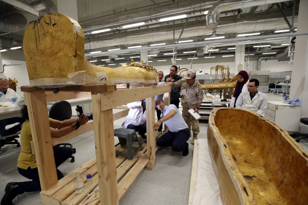 En el Gran Museo Egipcio (GEM) ha finalizado la primera etapa de restauración del sarcófago exterior de Tutankamón.