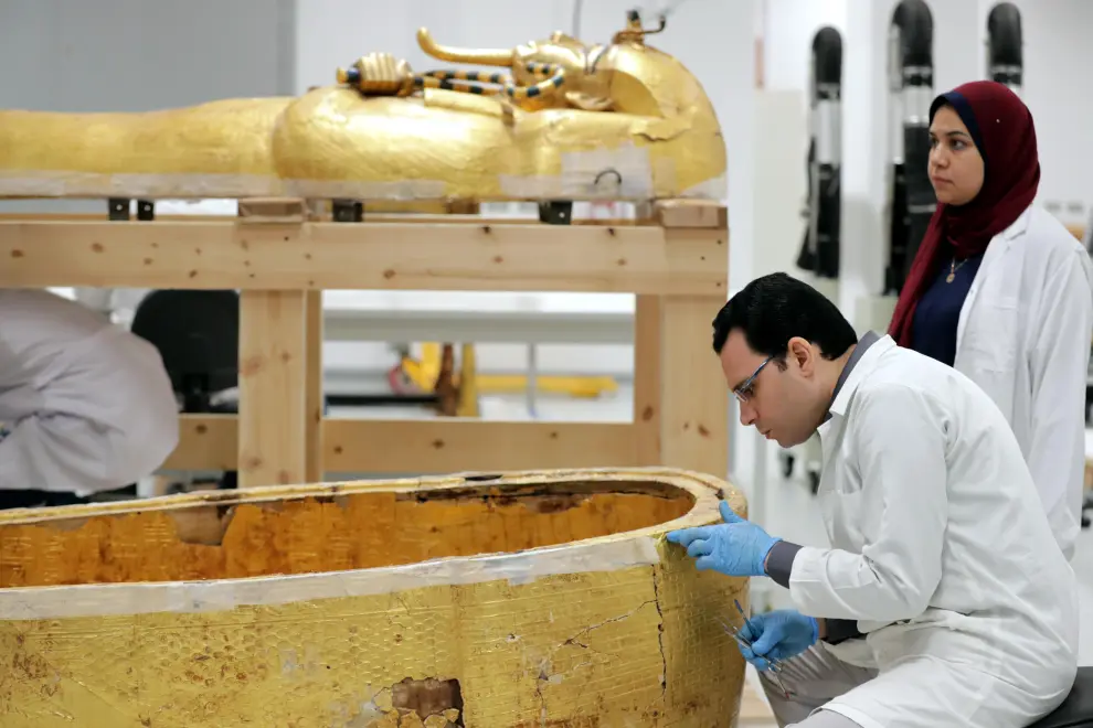 En el Gran Museo Egipcio (GEM) ha finalizado la primera etapa de restauración del sarcófago exterior de Tutankamón.
