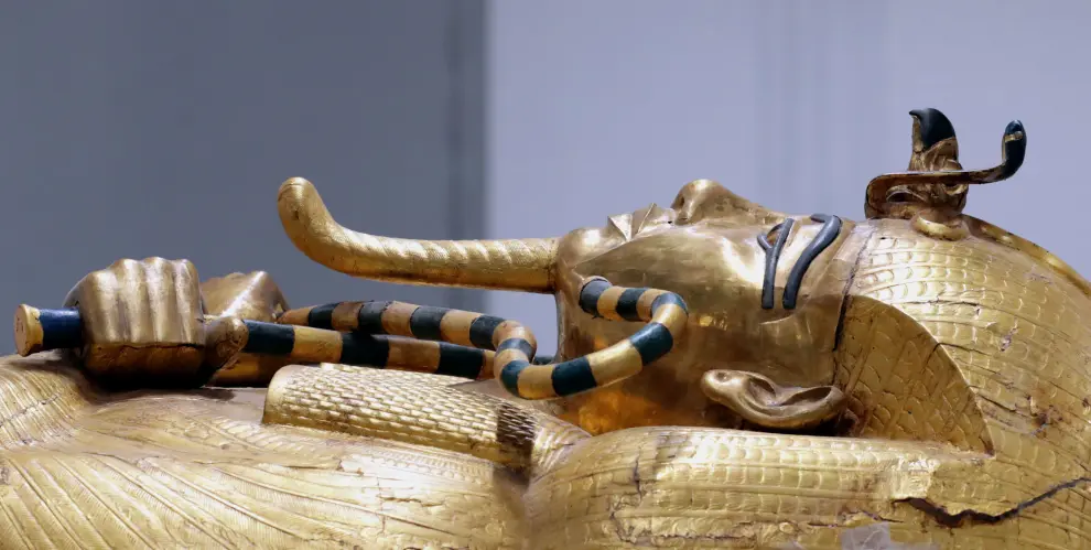 Giza (Egypt), 21/09/2019.- Egyptian Minister of Antiquities Khaled El-Enany (C, crouching) watches archeologists working on the gilded coffin of ancient Egyptian pharaoh (King) Tutankhamun that is currently undergoing a restoration at the Grand Egyptian Museum in Giza, Egypt, 21 September 2019. The gilded coffin of King Tutankhamun was transported from his tomb in the 'Valley of the Kings' near Luxor to the Grand Egyptian Museum in Cairo in mid-July where it will see an eight-month restoration process, the first since the tomb was discovered in 1922. After the extensive works it will be displayed among the treasured collection at the museum. (Egipto) EFE/EPA/KHALED ELFIQI Gilded coffin of King Tutankhamun restored at Egyptian Museum