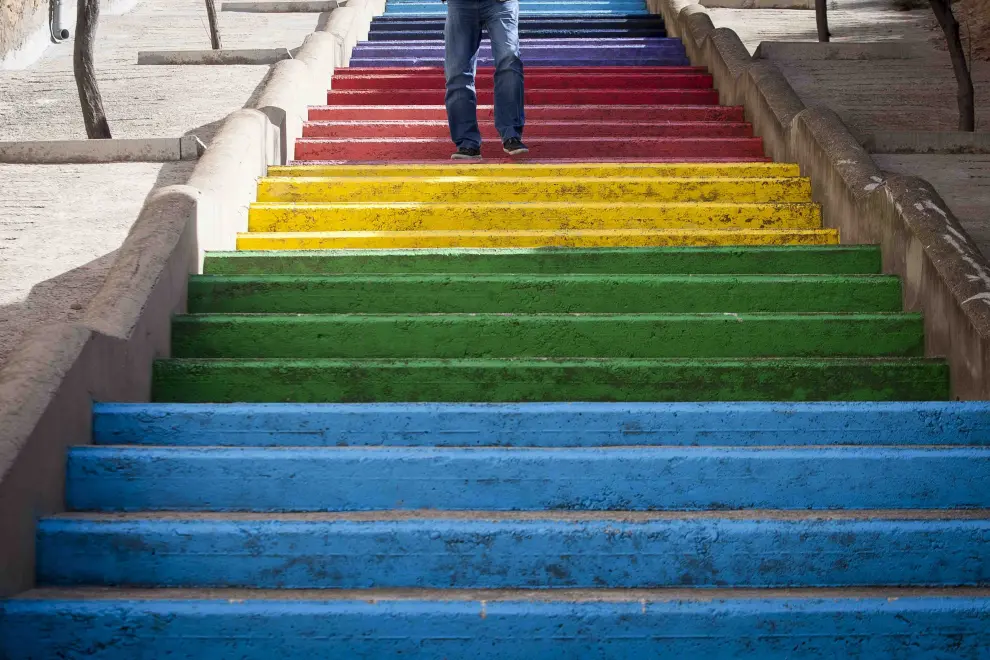 Escalera multicolor en Escatrón