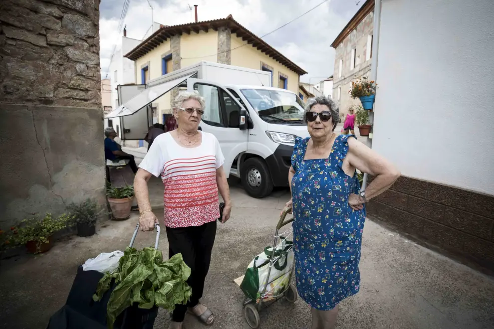 Carmen Esteban y Mercedes Pastor, con sus compras en La Hoz de la Vieja