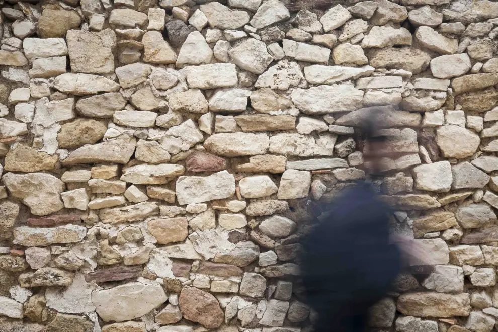 Paseante sobre piedras en Castel de Cabra