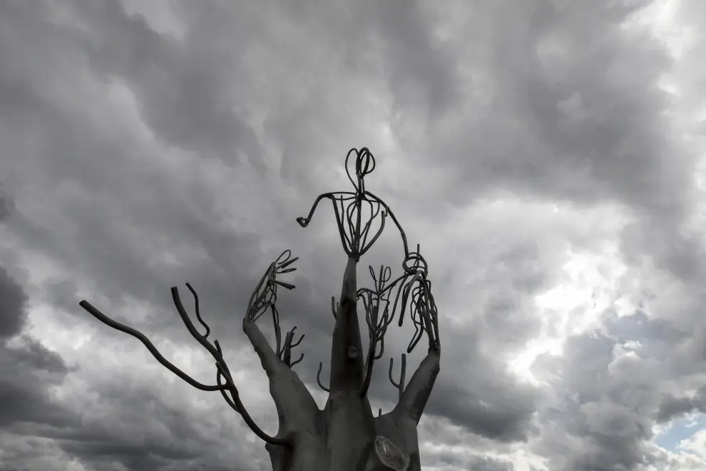 Estatua arbórea dedicada a los fornolinos en la cima del Monte Santo, en Fórnole