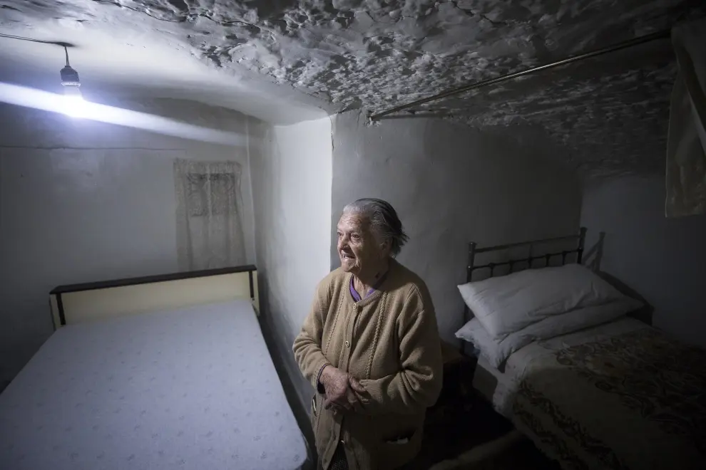 María Marco sonríe en una de las habitaciones de su casa-cueva en Moyuela