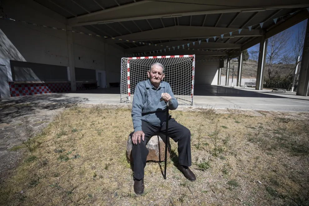 Hilario Sebastián, vecino de Val de San Martín en las inmediaciones del centro polideportivo
