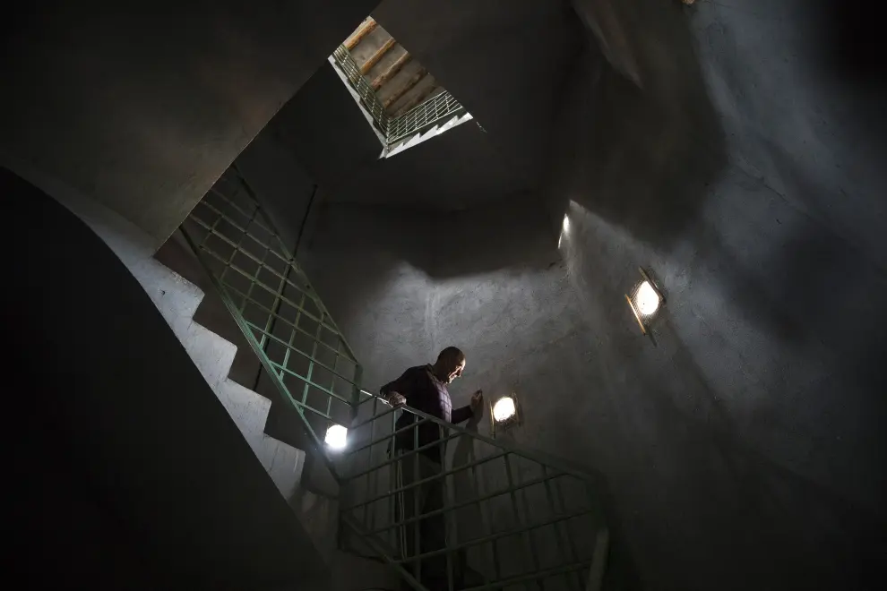 El alcalde de Alpeñés , Víctor Marco, baja las escaleras de la torre de San Andrés
