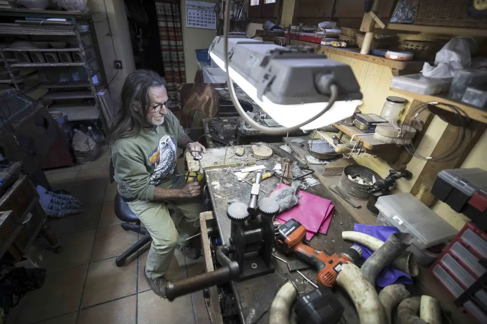 El orfebre Miguel Ángel Yunquera, en el taller artesano que comparte con la ceramista Tina Ventura, en Puertomingalvo