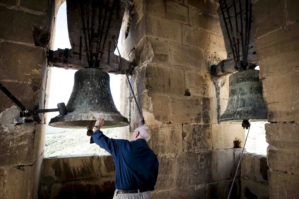 Jesús Morlans palpa la campana mayor de San Salvador, llamada María, en Agüero