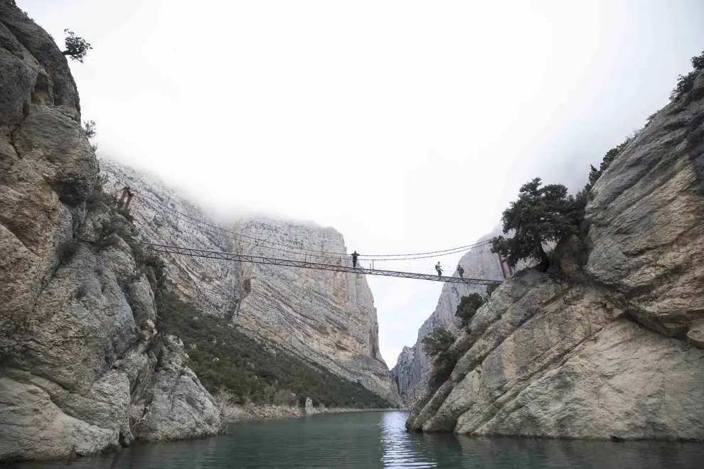 Puente colgante de Montfalcó desde las aguas del embalse de Canelles en Viacamp