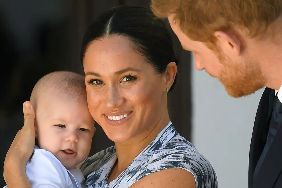 Britain's Prince Harry and his wife Meghan, Duchess of Sussex, holding their son Archie, meet Archbishop Desmond Tutu (not pictured) at the Desmond & Leah Tutu Legacy Foundation in Cape Town, South Africa, September 25, 2019. REUTERS/Toby Melville/Pool [[[REUTERS VOCENTO]]] BRITAIN-ROYALS/SAFRICA