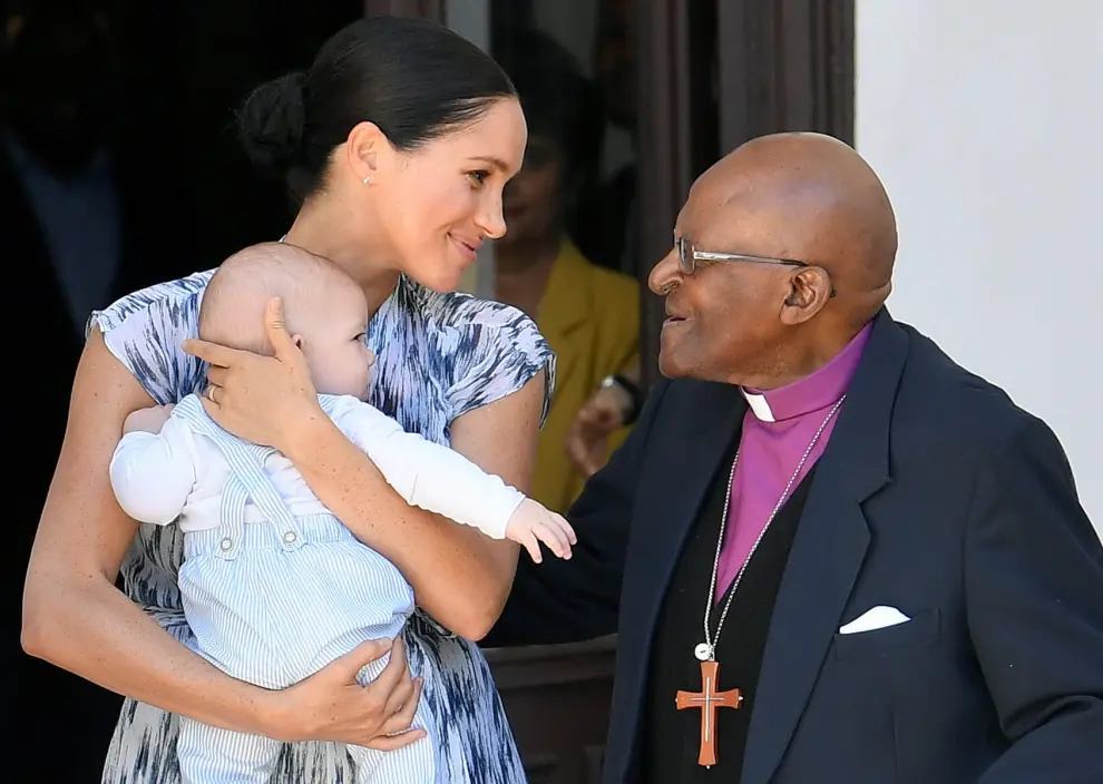 Britain's Meghan, Duchess of Sussex, holding her son Archie, meets Archbishop Desmond Tutu at the Desmond & Leah Tutu Legacy Foundation in Cape Town, South Africa, September 25, 2019. REUTERS/Toby Melville/Pool     TPX IMAGES OF THE DAY [[[REUTERS VOCENTO]]] BRITAIN-ROYALS/SAFRICA