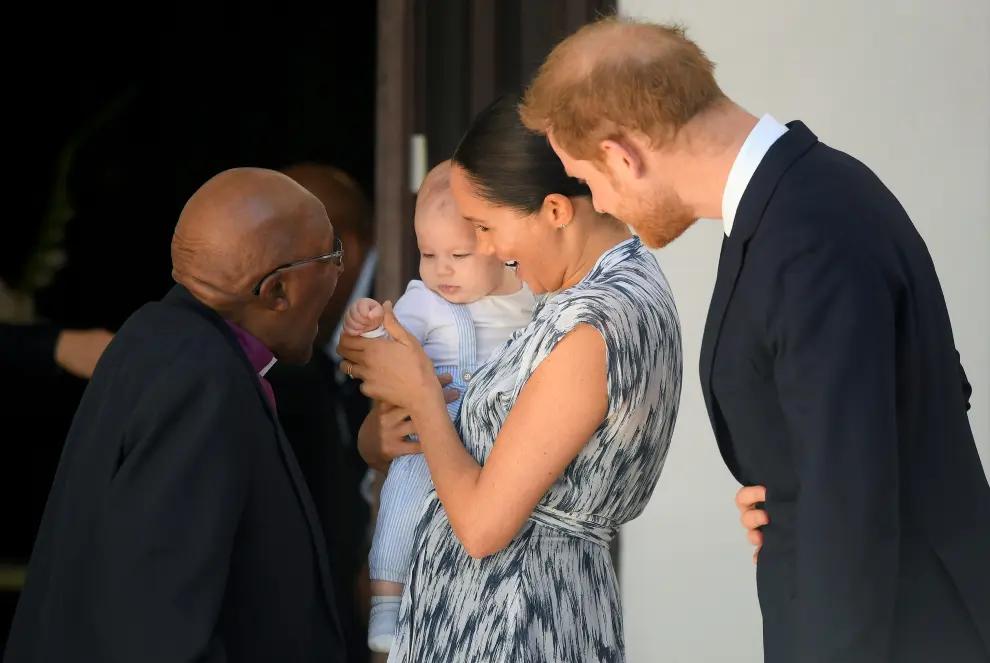 Britain's Meghan, Duchess of Sussex, holding her son Archie, meets Archbishop Desmond Tutu at the Desmond & Leah Tutu Legacy Foundation in Cape Town, South Africa, September 25, 2019. REUTERS/Toby Melville/Pool     TPX IMAGES OF THE DAY [[[REUTERS VOCENTO]]] BRITAIN-ROYALS/SAFRICA