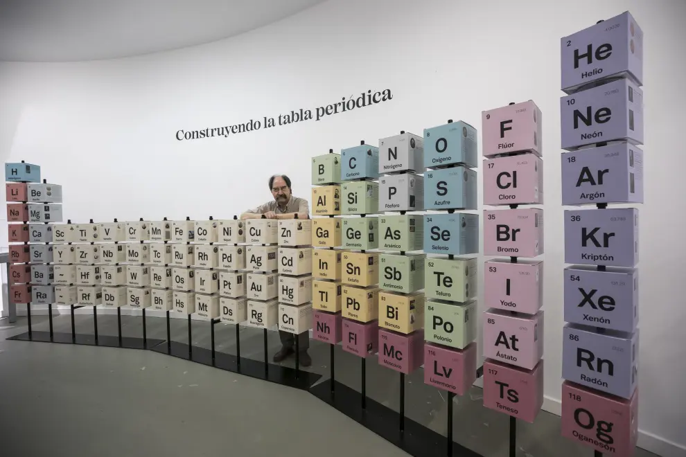 Exposición sobre la tabla periódica en el Paraninfo