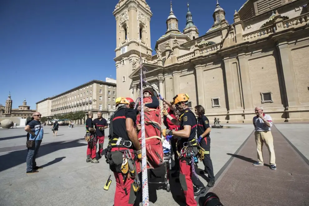 Los bomberos realizan un simulacro desde lo alto del Pilar.