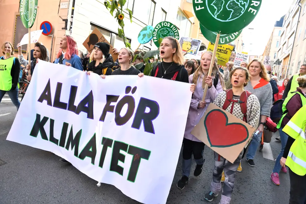 Malmo (Sweden), 27/09/2019.- School students and activists take part in the Global Strike for Climate rally outside of the City Hall in Malmo, Sweden, 27 September 2019. Youth and students across the world are taking part in a student strike movement called Friday For Future which was sparked by Greta Thunberg of Sweden, a sixteen year old climate activist who has been protesting outside the Swedish parliament every Friday since August 2018. (Protestas, Suecia) EFE/EPA/JOHAN NILSSON SWEDEN OUT Global Youth Climate Strike in Malmo, Sweden