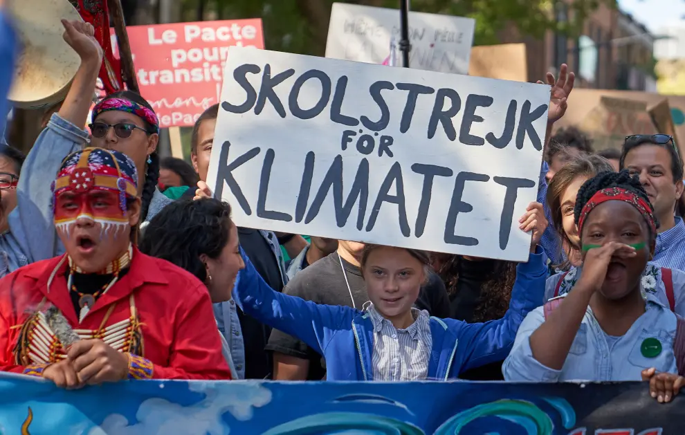 Stockholm (Sweden), 27/09/2019.- Climate demonstrators walk in central Stockholm, Sweden, 27 September 2019. Youth and students across the world are taking part in a student strike movement called Friday For Future which was sparked by Greta Thunberg of Sweden, a sixteen year old climate activist who has been protesting outside the Swedish parliament every Friday since August 2018. (Protestas, Suecia, Estocolmo) EFE/EPA/Claudio Bresciani SWEDEN OUT Global Youth Climate Strike in Stockholm, Sweden