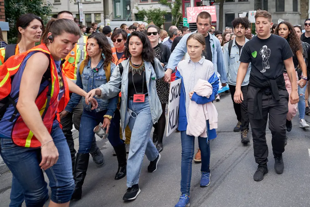 Montreal (Canada), 27/09/2019.- Swedish sixteen-year-old climate activist Greta Thunberg (C) participate in a climate strike in Montreal, Quebec, Canada, 27 September 2019. Thunberg participated in several climate events in Montreal, continuing a month-long series of climate-related appearances in the US and Canada which began with her sailing from England to New York in late August. (Nueva York) EFE/EPA/VALERIE BLUM Greta Thunberg participates in climate rally