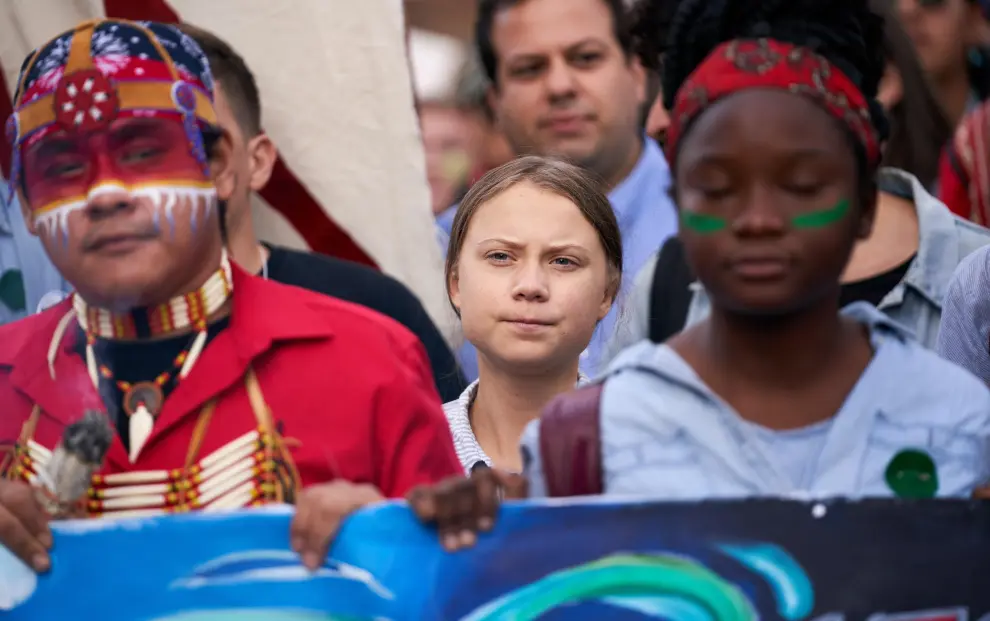 Montreal (Canada), 27/09/2019.- Swedish sixteen-year-old climate activist Greta Thunberg (C) arrives for the climate strike in Montreal, Quebec, Canada, 27 September 2019. Thunberg participated in several climate events in Montreal, continuing a month-long series of climate-related appearances in the US and Canada which began with her sailing from England to New York in late August. (Nueva York) EFE/EPA/VALERIE BLUM Greta Thunberg participates in climate rally
