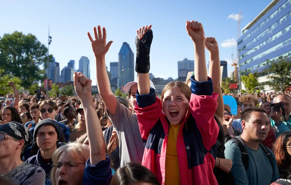 Montreal (Canada), 27/09/2019.- More than 500,000 people participate in the climate strike in Montreal, Quebec, Canada, 27 September 2019. Swedish sixteen-year-old climate activist Greta Thunberg participated in several climate events in Montreal, continuing a month-long series of climate-related appearances in the US and Canada which began with her sailing from England to New York in late August. (Nueva York) EFE/EPA/VALERIE BLUM Greta Thunberg participates in climate rally