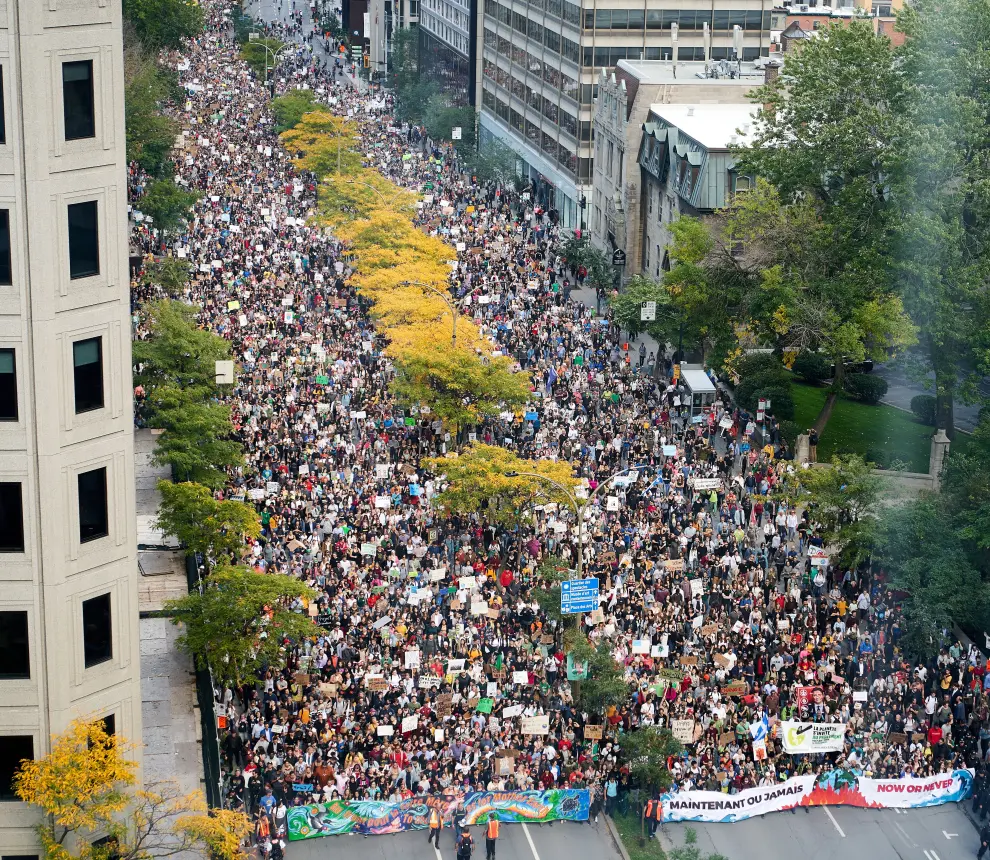 Montreal (Canada), 27/09/2019.- More than 500,000 people participate in the climate strike in Montreal, Quebec, Canada, 27 September 2019. Swedish sixteen-year-old climate activist Greta Thunberg participated in several climate events in Montreal, continuing a month-long series of climate-related appearances in the US and Canada which began with her sailing from England to New York in late August. (Nueva York) EFE/EPA/VALERIE BLUM Greta Thunberg participates in climate rally