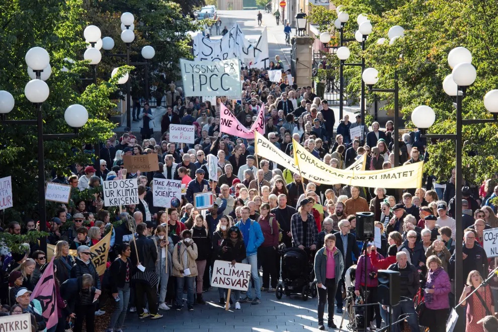 Stockholm (Sweden), 27/09/2019.- Climate demonstrators march in Stockholm, Sweden, 27 September 2019. Youth and students across the world are taking part in a student strike movement called Friday For Future which was sparked by Greta Thunberg of Sweden, a sixteen year old climate activist who has been protesting outside the Swedish parliament every Friday since August 2018. (Protestas, Suecia, Estocolmo) EFE/EPA/Anders Wiklund SWEDEN OUT SWEDEN GLOBAL STRIKE FOR CLIMATE
