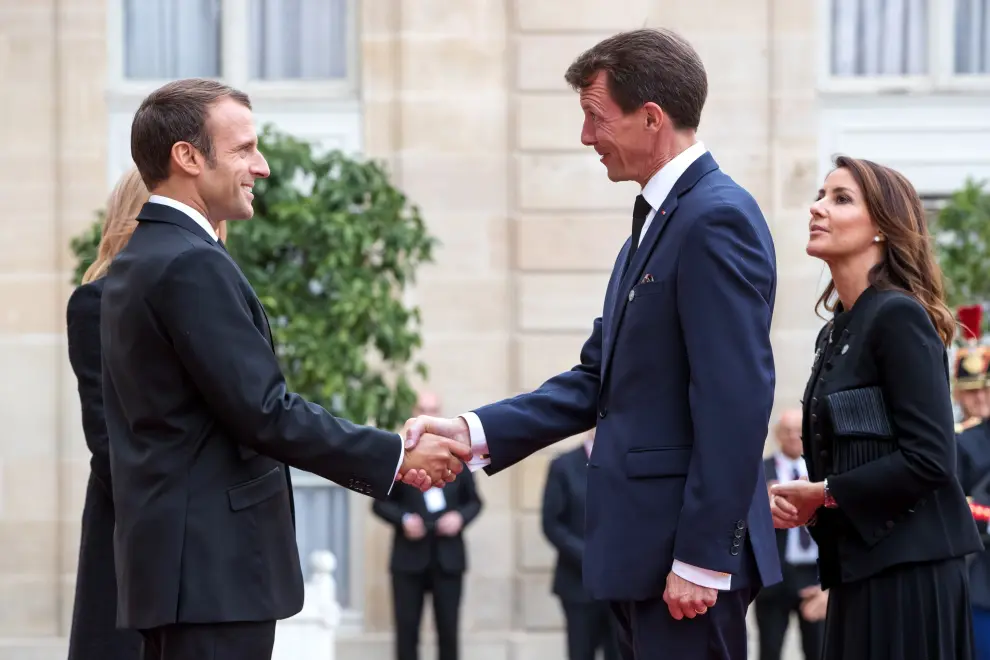 Paris (France), 30/09/2019.- French President Emmanuel Macron (2-L) and Brigitte Macron (L) welcome Henri, Grand Duke of Luxembourg (2-R) and his wife Maria Teresa (R), Grand Duchess of Luxembourg, ahead of a lunch for the visiting leaders and heads of state, following a memorial for French former President Jacques Chirac, at the Elysee Palace in Paris, France, 30 September 2019. Jacques Chirac died on 26 September in Paris, aged 86. The 30th September 2019 has been declared a day of national mourning in France. (Duque Duquesa Cambridge, Francia, Luxemburgo, Luxemburgo) EFE/EPA/CHRISTOPHE PETIT TESSON Funeral for former French president Jacques Chirac