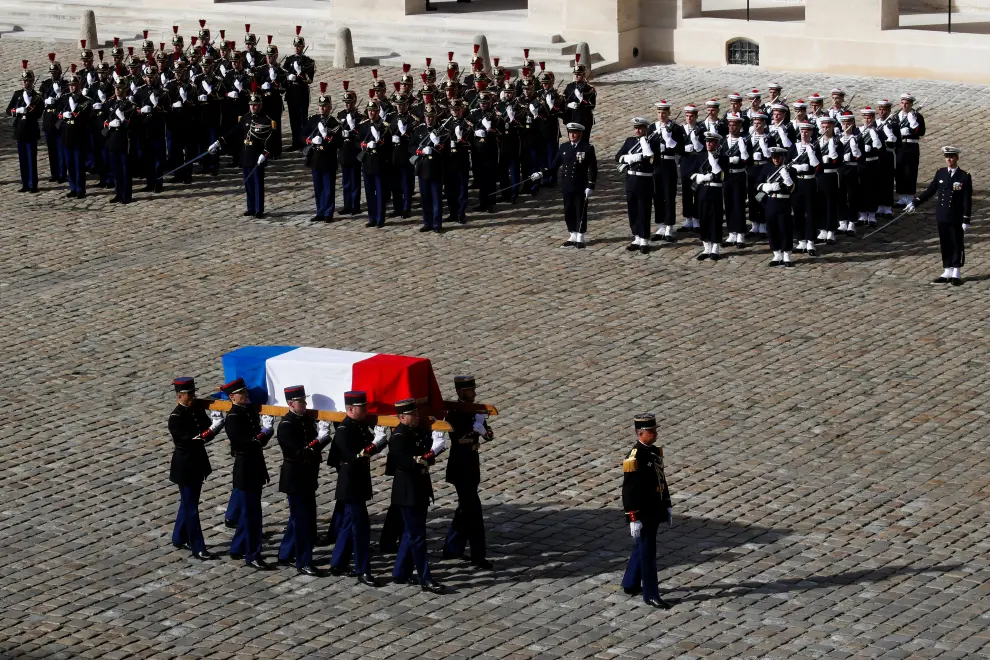 French President Emmanuel Macron stands in front of the flag-draped coffin of late French President Jacques Chirac during a military funeral honors ceremony at the Hotel des Invalides during a national day of mourning in Paris, France, September 30, 2019. REUTERS/Gonzalo Fuentes [[[REUTERS VOCENTO]]] FRANCE-CHIRAC/