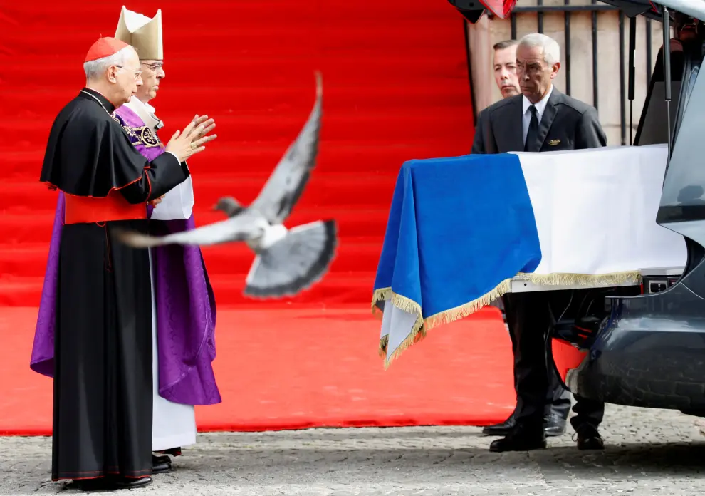 The coffin of late French President Jacques Chirac is carried out of Saint Sulpice church after his final service, in Paris, France, September 30, 2019. Francois Mori/Pool via REUTERS [[[REUTERS VOCENTO]]] FRANCE-CHIRAC/