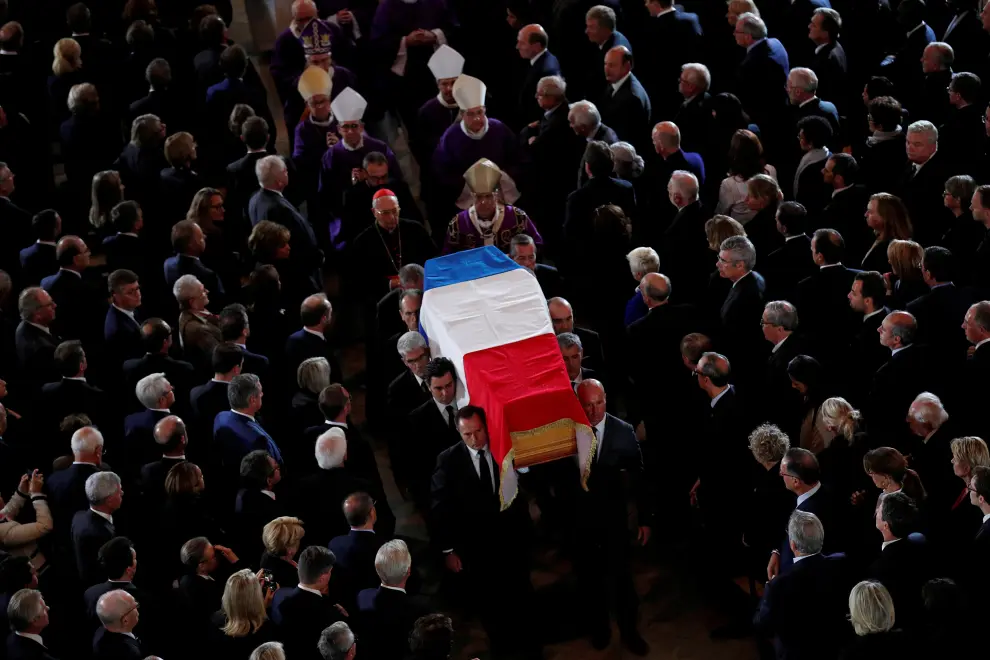 The flag-draped coffin of late French President Jacques Chirac is seen in a hearse in front of the Saint-Sulpice church after the funeral during a national day of mourning in Paris, France, September 30, 2019.  REUTERS/Pascal Rossignol     TPX IMAGES OF THE DAY [[[REUTERS VOCENTO]]] FRANCE-CHIRAC/
