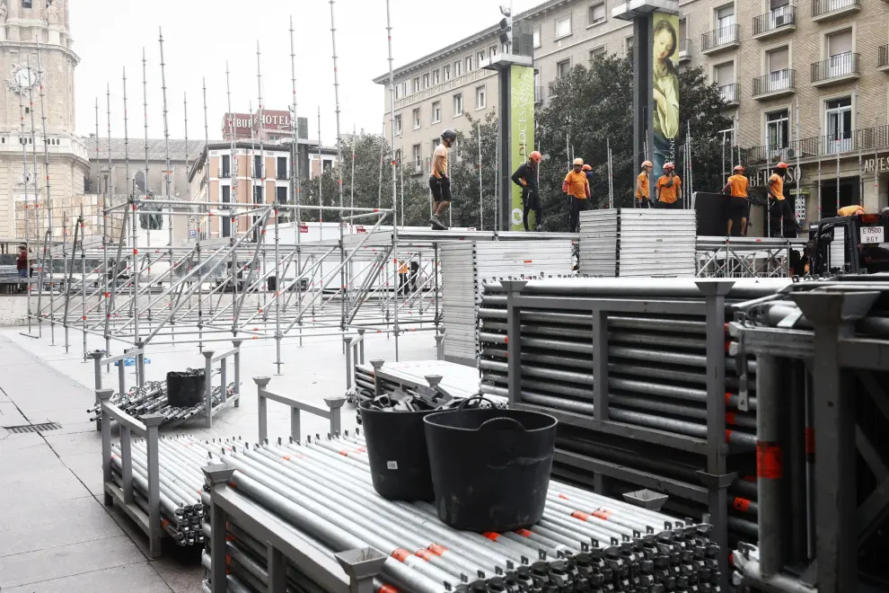 Comienza el montaje del escenario de la plaza del Pilar. Este sábado será el pregón que anuncie el inicio de las Fiestas del Pilar.