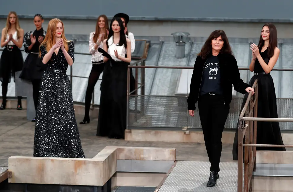 Paris (France), 01/10/2019.- Models present creations from the Spring/Summer 2020 Women's collection by French designer Virginie Viard for Chanel fashion house during the Paris Fashion Week, in Paris, France, 01 October 2019. The presentation of the Women's collections runs from 23 September to 01 October. (Moda, Francia) EFE/EPA/IAN LANGSDON Chanel - Runway - Paris Fashion Week Women S/S 2020