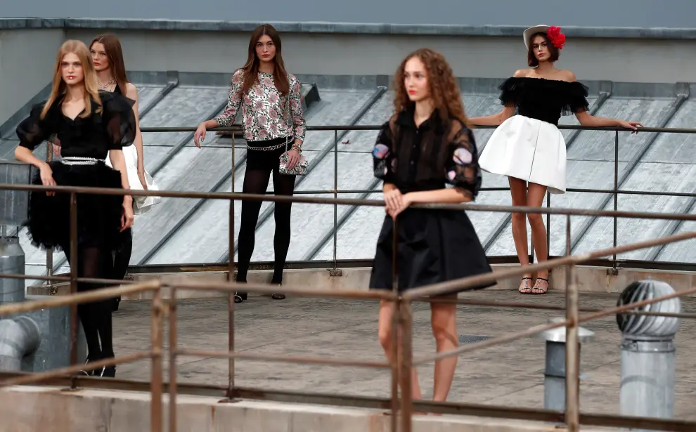 Paris (France), 01/10/2019.- French designer Virginie Viard (2-R) thanks guests after presenting her Spring/Summer 2020 Women's collection for Chanel fashion house during the Paris Fashion Week, in Paris, France, 01 October 2019. The presentation of the Women's collections runs from 23 September to 01 October. (Moda, Francia) EFE/EPA/IAN LANGSDON Chanel - Runway - Paris Fashion Week Women S/S 2020