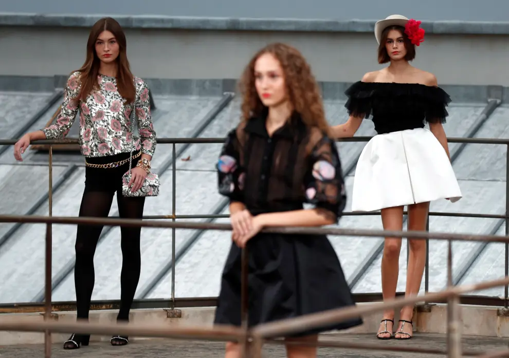 Paris (France), 01/10/2019.- US model Kaia Gerber (L) presents creations from the Spring/Summer 2020 Women's collection by French designer Virginie Viard for Chanel fashion house during the Paris Fashion Week, in Paris, France, 01 October 2019. The presentation of the Women's collections runs from 23 September to 01 October. (Moda, Francia) EFE/EPA/IAN LANGSDON Chanel - Runway - Paris Fashion Week Women S/S 2020