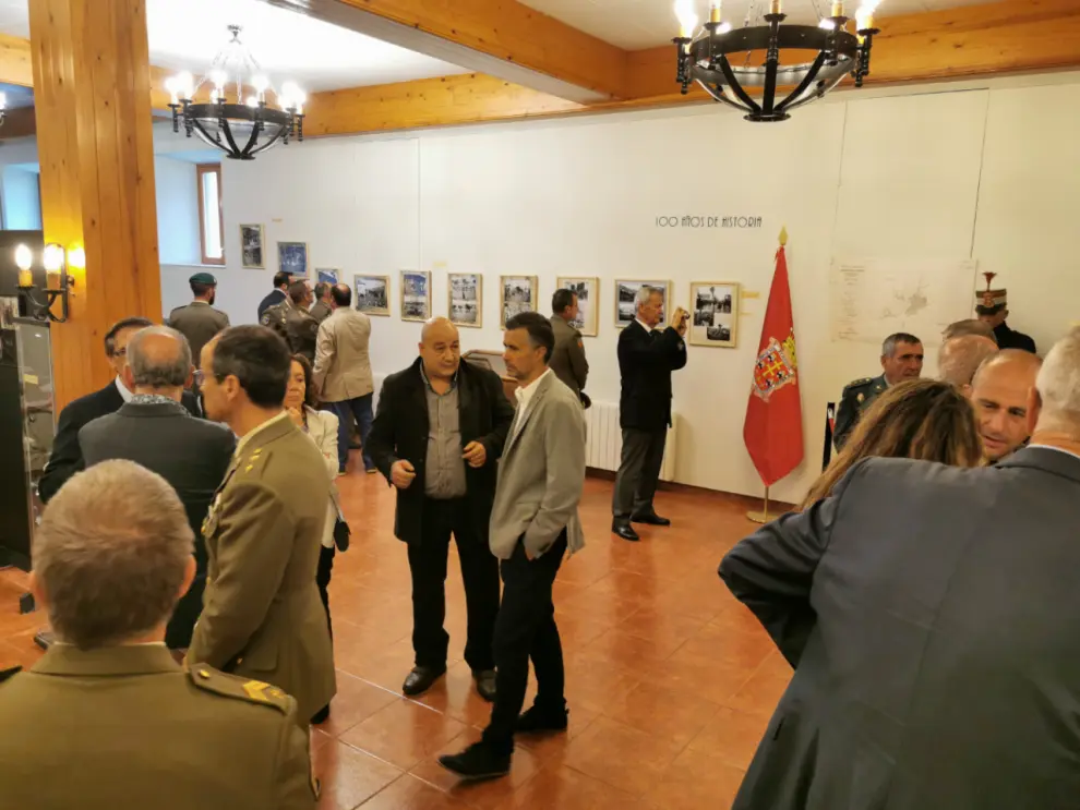 Inauguración de la exposición sobre el centenario del Regimineto Galicia en Jaca.