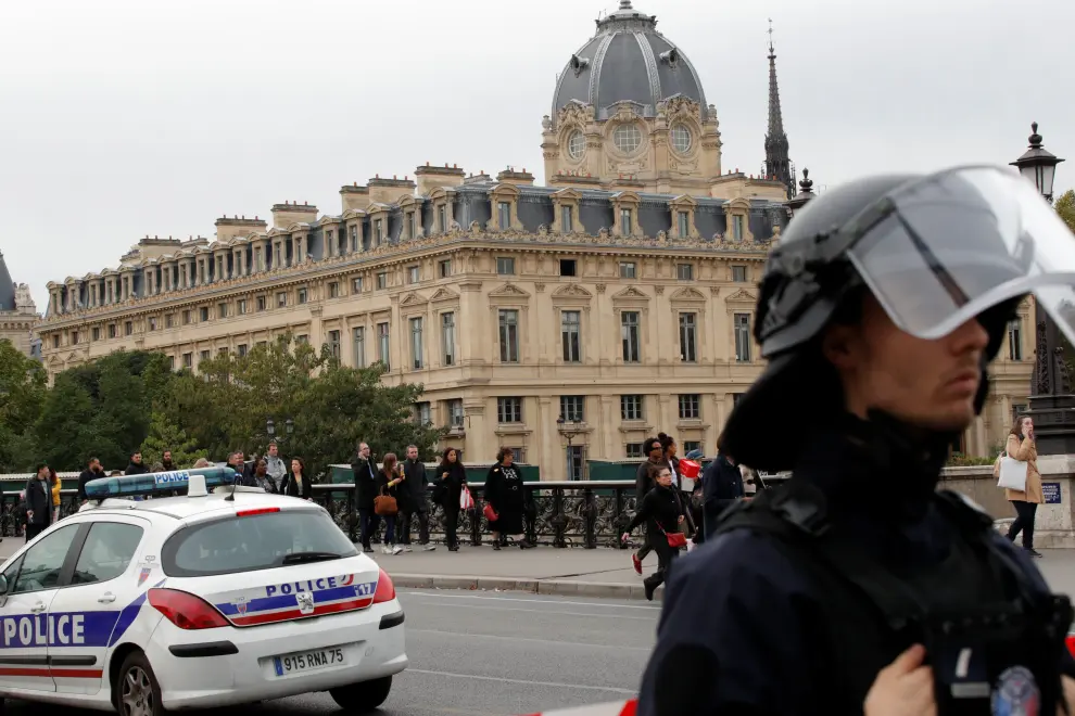 French police secure the area in front of the Paris Police headquarters in Paris, France, October 3, 2019. REUTERS/Philippe Wojazer [[[REUTERS VOCENTO]]] FRANCE-SECURITY/