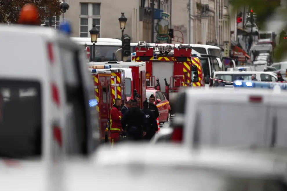 Paris (France), 03/10/2019.- French police and security forces establish a security perimeter near the police headquarters in Paris, France, 03 October 2019. According to reports, a man was killed after attacking officers with a knife. Two officers were injured in the incident. (Atentado, Francia) EFE/EPA/IAN LANGSDON Man killed after attacking police with knife in Paris