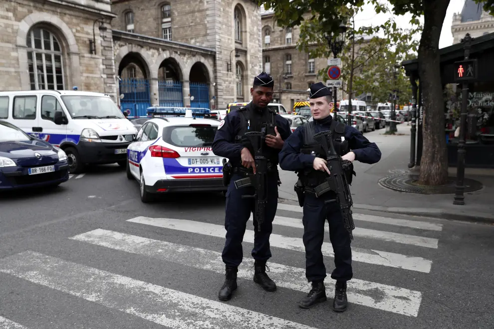 Paris (France), 03/10/2019.- French police and security forces establish a security perimeter near the police headquarters in Paris, France, 03 October 2019. According to reports, a man was killed after attacking officers with a knife. Two officers were injured in the incident. (Atentado, Francia) EFE/EPA/IAN LANGSDON Man killed after attacking police with knife in Paris