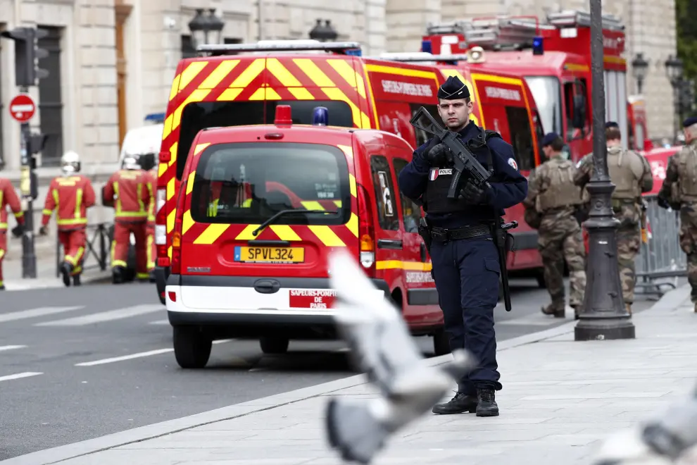 Paris (France), 03/10/2019.- Military forces establish a security perimeter near Paris police headquarters after a man has been killed after attacking officers with a knife in Paris, France, 03 October 2019. According to reports, a man was killed after attacking officers with a knife. Two officers were injured in the incident. (Atentado, Francia) EFE/EPA/IAN LANGSDON Man killed after attacking police with knife in Paris