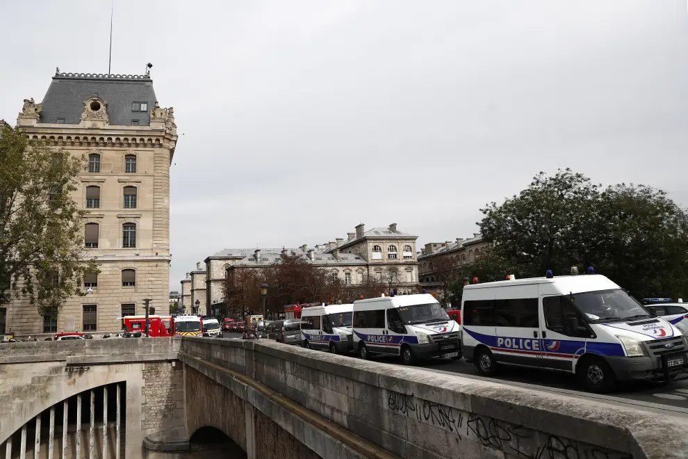 Paris (France), 03/10/2019.- French police and security forces establish a security perimeter near Paris police headquarters after a man has been killed after attacking officers with a knife in Paris, France, 03 October 2019. According to reports, at least two people are dead, five injured. (Atentado, Francia) EFE/EPA/IAN LANGSDON Man killed after attacking police with knife in Paris