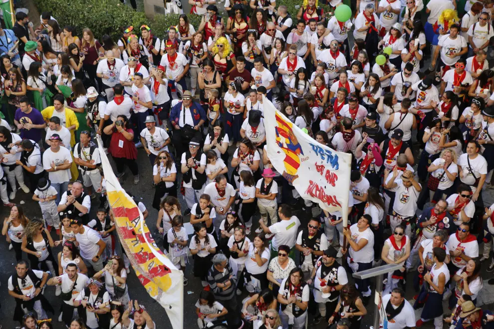 Desfile del pregón de Interpeñas por el centro de Zaragoza.