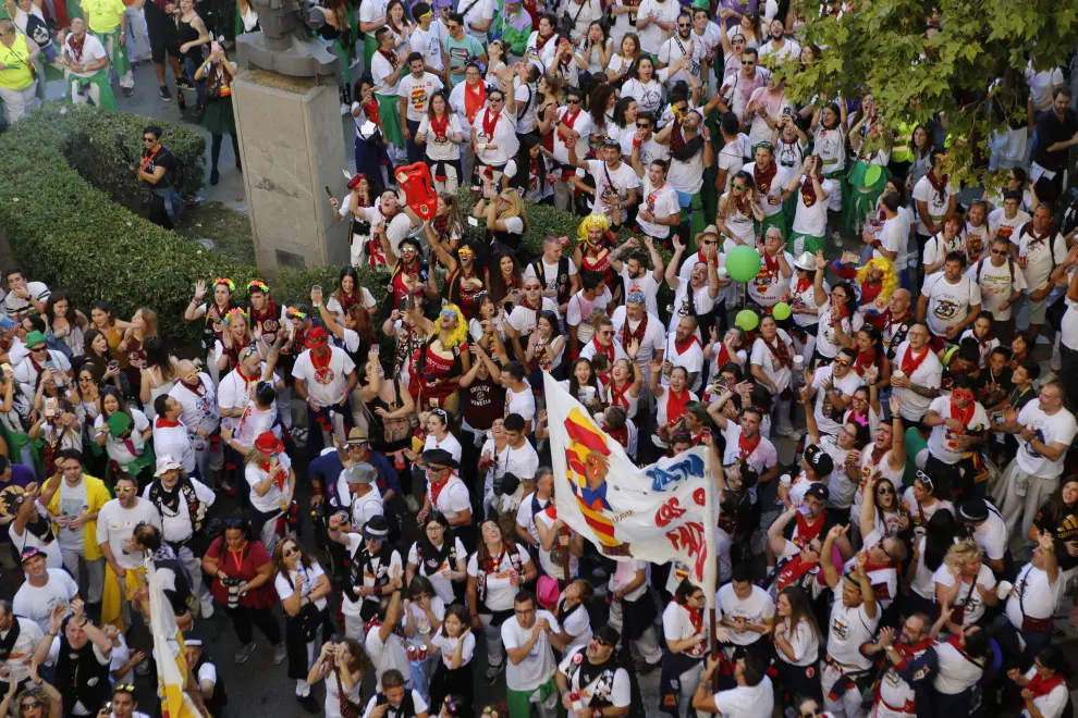 Desfile del pregón de Interpeñas por el centro de Zaragoza.