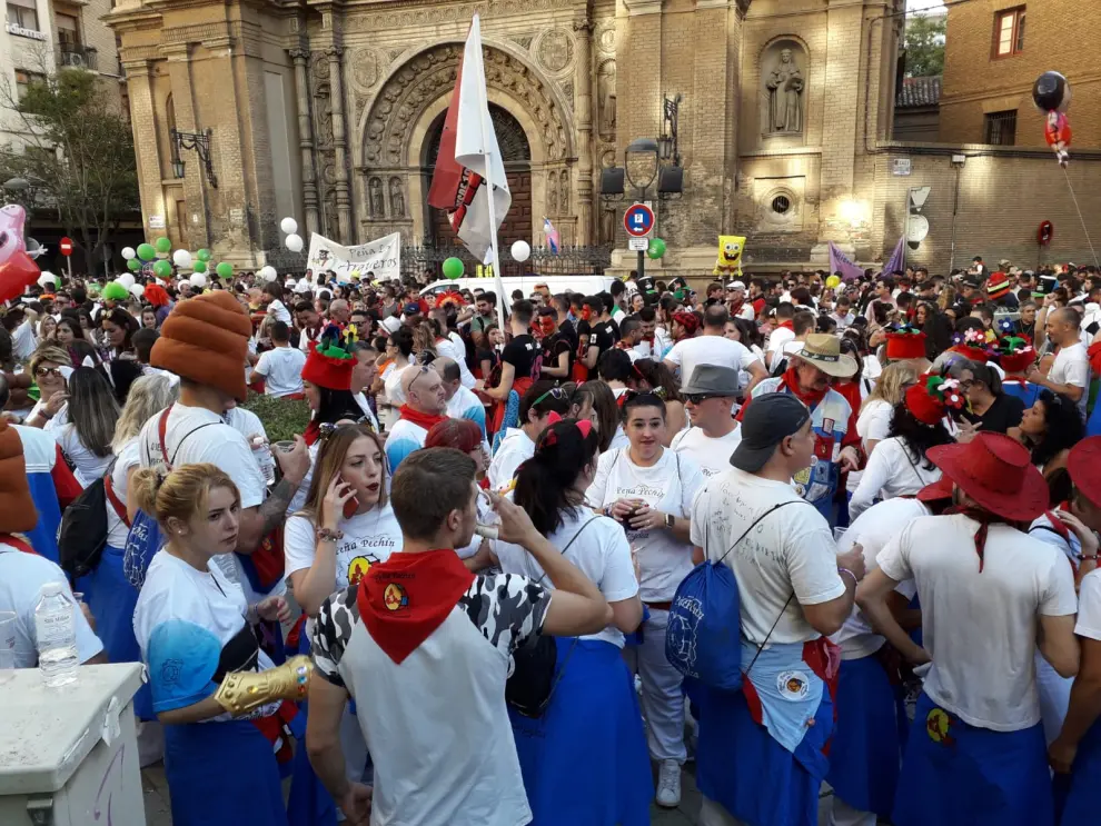 Imágenes del desfile del pregón de Interpeñas de las Fiestas del Pilar 2019 en Zaragoza