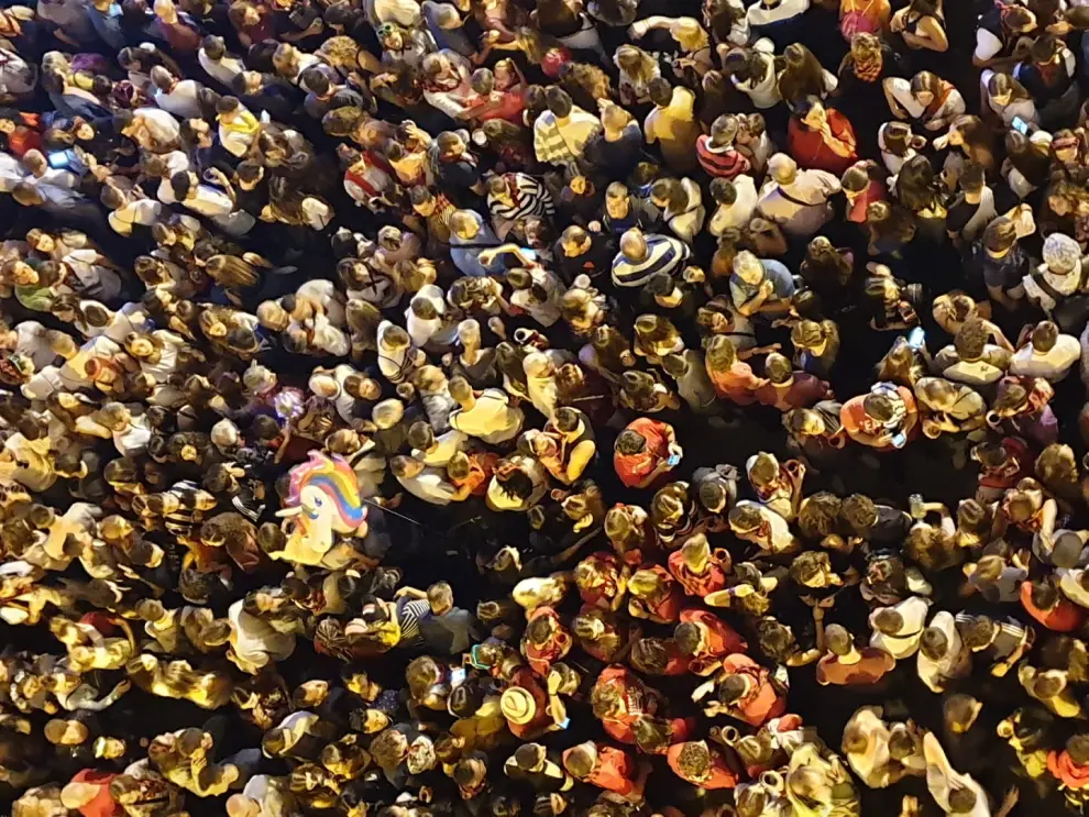 Vista de la plaza del Pilar, llena de gente, desde el balcón del Ayuntamiento de Zaragoza.
