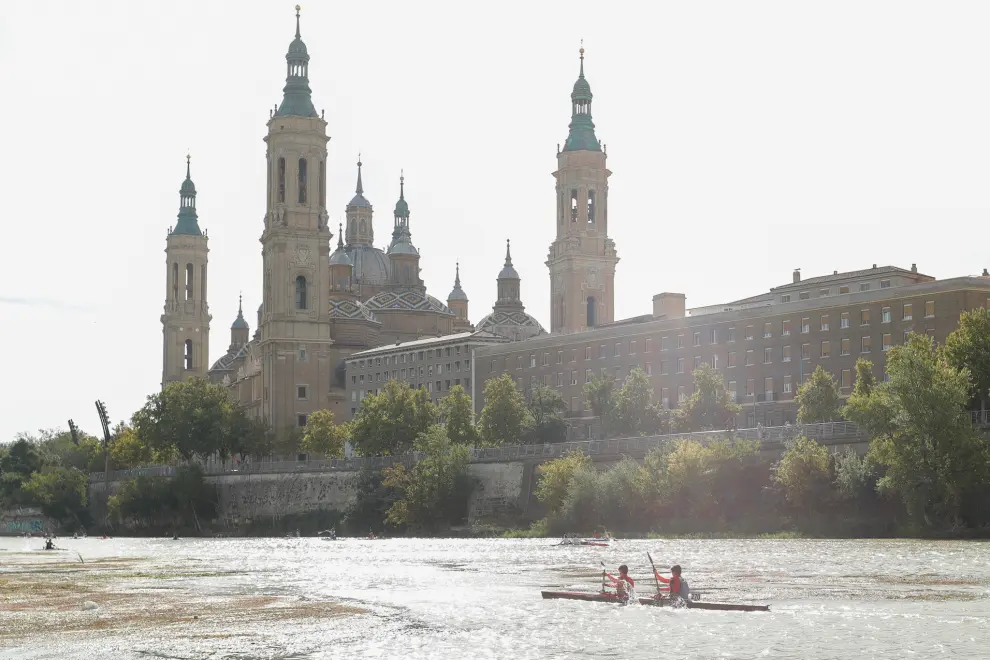 El río Ebro en Zaragoza se tiñó de color con las tradicionales regatas de Fiestas del Pilar 2019