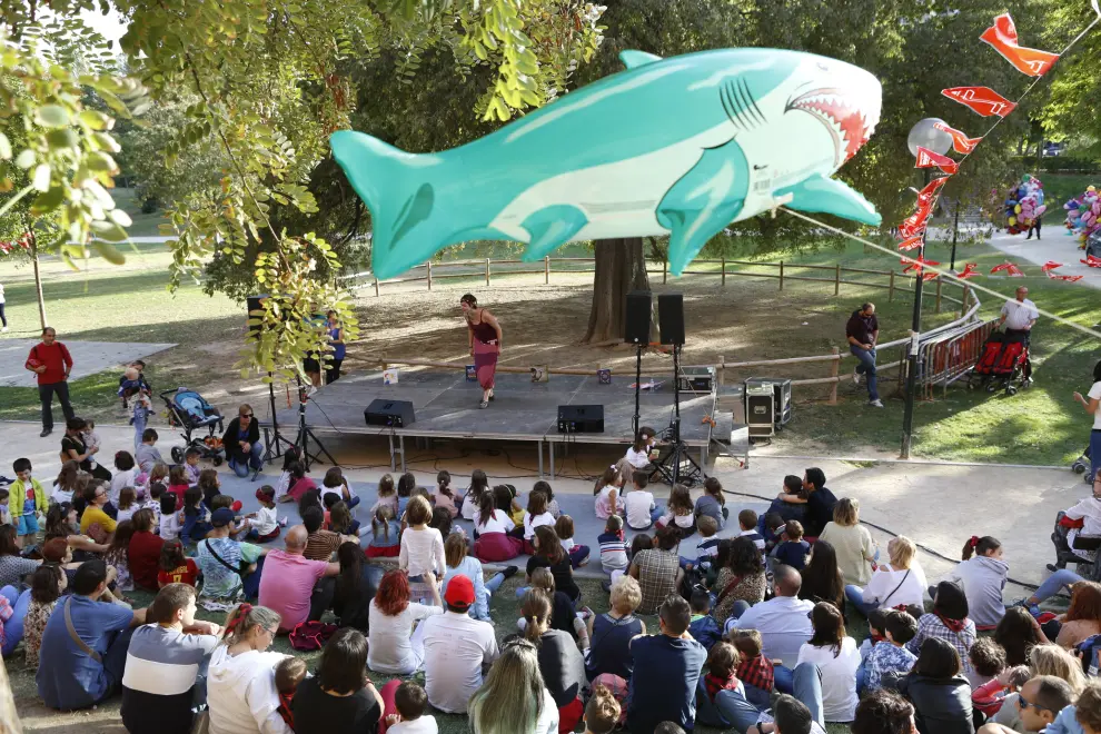 Cuenta cuentos en el Parque Bruil de Zaragoza con motivo de las Fiestas del Pilar.