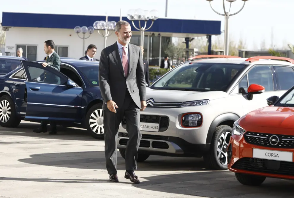 El Rey Felipe VI a su llegada este lunes a la planta de PSA Opel en Figueruelas.