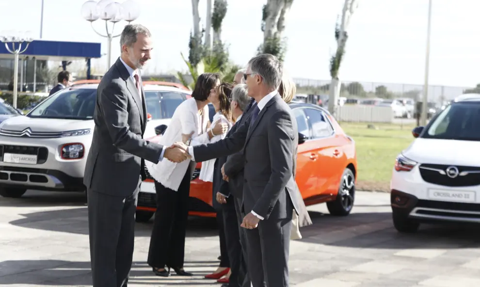 El rey Felipe y Carlos Tavares, director ejectivo del grupo PSA, se saludan a la llegada del monarca a la planta de Figueruelas, este lunes