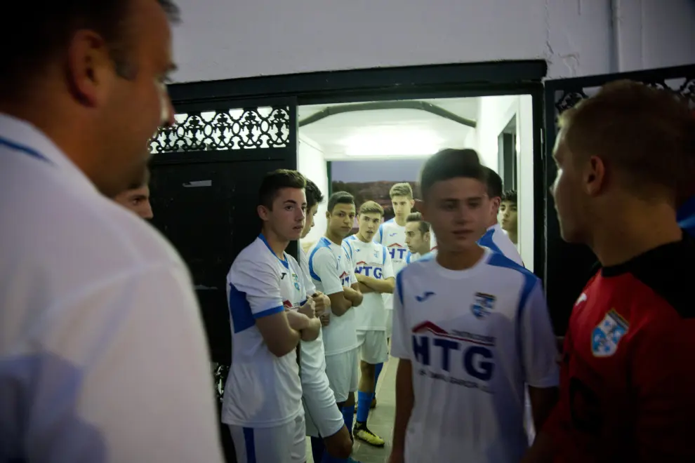 El equipo juvenil de la Escuela de Fútbol Base Calatayud, en la ciudad deportiva bilbilitana